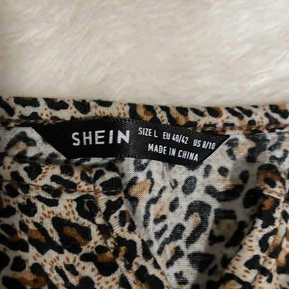 Leopard Print V Crop Top - Picture 2 of 4